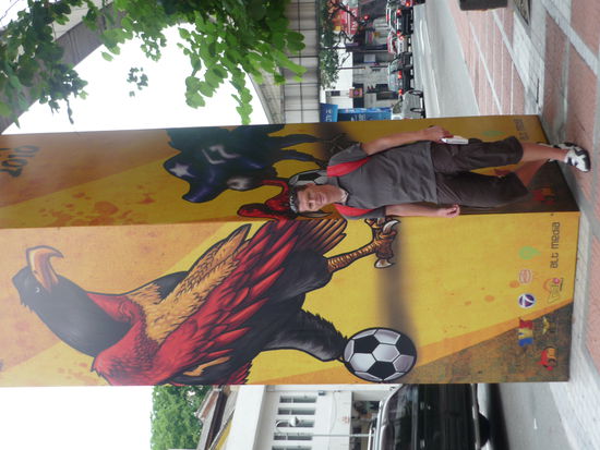 Fussballwerbung an der Bahnstation