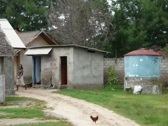 Auf dem Weg ins "Zentrum", vorbei am Waschhaus...