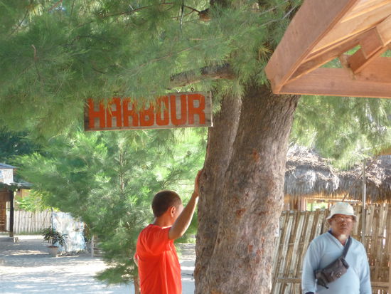 Das einzige was darauf hindeutete, dass wir uns am Hafen befanden war das Schild.