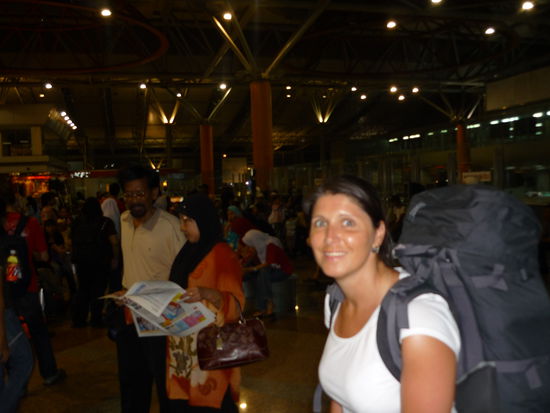 Warten auf den Zug - noch voller Erwartung was auf uns zukommt...