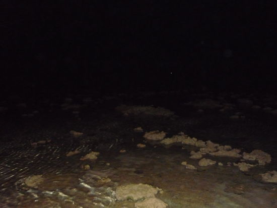 ... und ploetzlich war das Meer weg (spaeter waren die Steine komplett ohne Wasser zu sehen, aber das Foto ist leider nichts geworden)