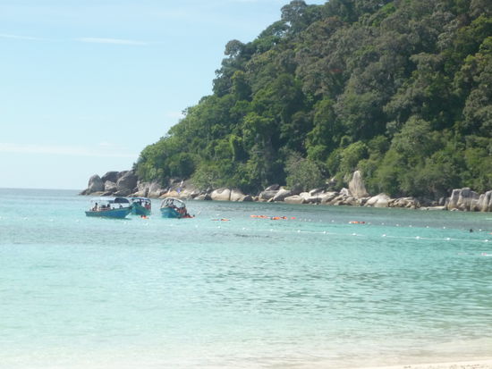 Hier erstmal extra fuer Steffi: Die haufenweise angekarrten Chinesen mit ihren Rettungswesten. Und ganz ehrlich, die ziehen die an Land nicht aus. Ich denke, die tragen die Westen ,natuerlich allein aus Sicherheitsgruenden, auch im Bett...., man weiss ja nie 