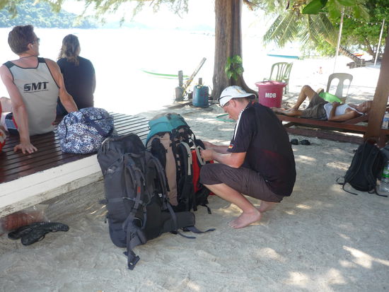 Die letzten Vorbereitungen vor der Abfahrt mit dem Schnellboot