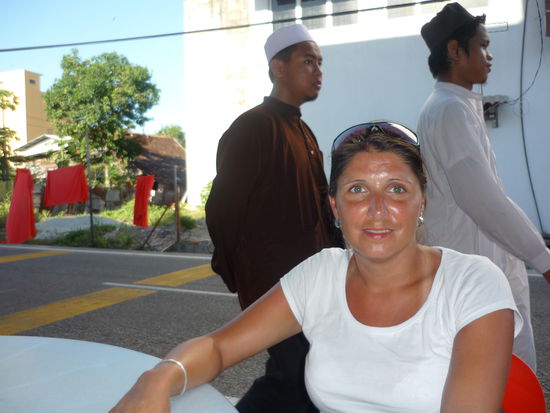 Und nun: Warten auf den Bus in sengender Hitze ....ufff!