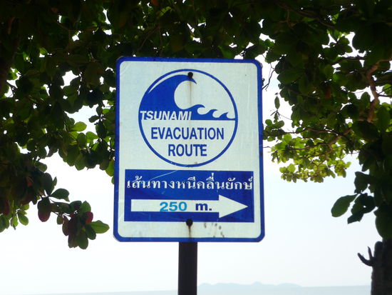 Beruhigenderweise gibt es auf der  Insel auch ein "Tsunami-Warnsystem". Sollte einer kommen, dann muss man laufen und zwar 250 m in Richtung Berg... aha, gut zu wissen!