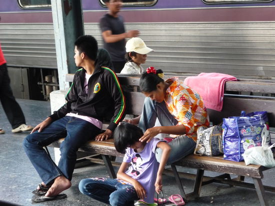 Entlausungszeremonie auf dem Bahnsteig