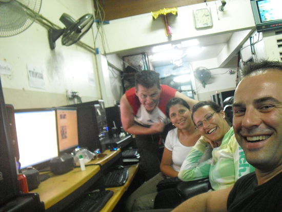 Und hier sitzen wir nun um 2.15h und warten sarauf, dass wir zum Hafen fahren koennen 