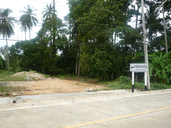 vorbei an Ortseingangsschildern (ja, hier geht tatsaechlich eine Strasse lang und zwar die Hauptstrasse zu unserem Resort)
