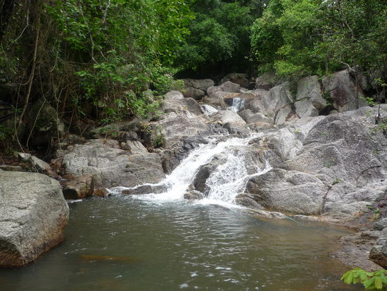 zum Wasserfall (hier hat Sari mal den ganzen Fuss samt Turnschuh ins Wasser gehalten um sich abzukuehlen )