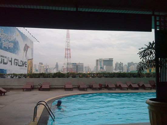 Unser Pool mit Ausblick auf eine Riesenwerbetafel 