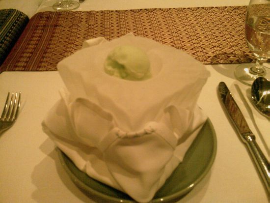 Das Limetteneis als Zwischengang, serviert in einem Rieseneisblock!