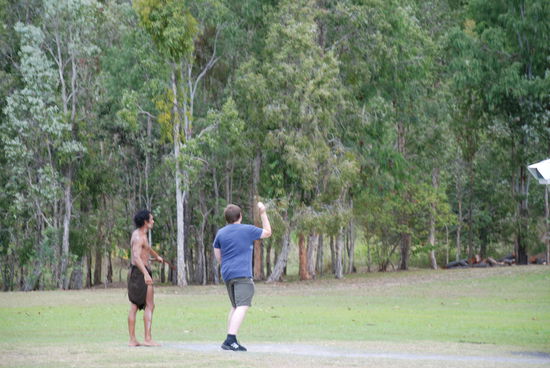 Patrick beim Versuch den Bumerang zu werfen 
