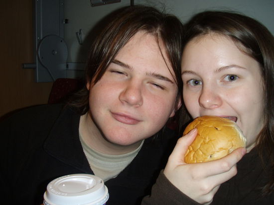 Müde schaffen wir es doch noch ein paar Bissen zu frühstücken 