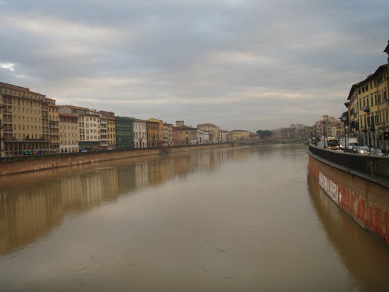 Auf der Brücke überqueren wir den Arno