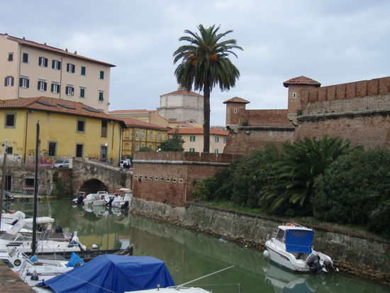 Reste einer Stadtmauer