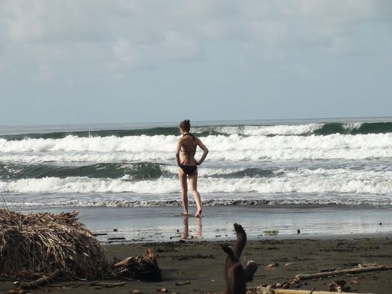 Elena mutig den Wellen am Playa Negra entgegen schreitend!