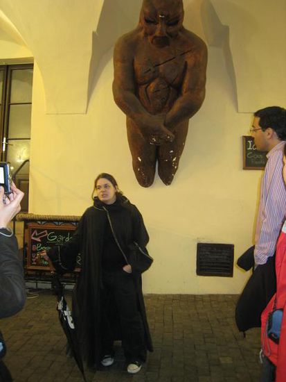 Unsere lustige Führerin vor einer Statue von Golem, einem mystischen Geschöpf