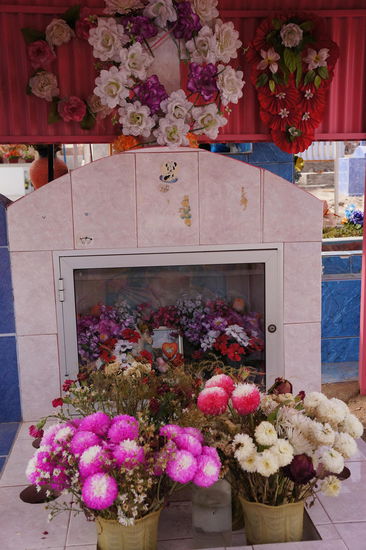 Grab mit Mickey Mouse Aufklebern