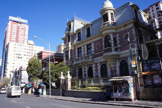 Neu und alt in La Paz nah beieinander!