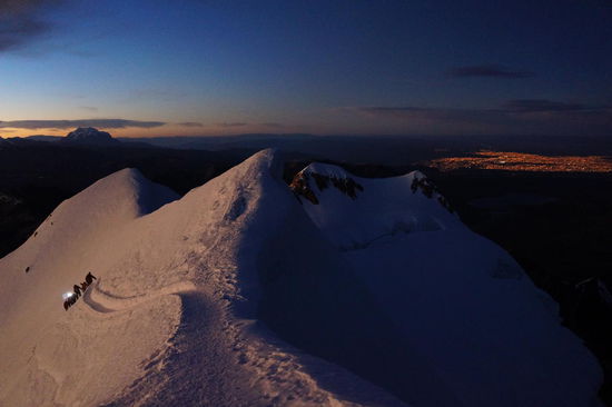 das letzte steile Stück zum Gipfel, im Hintergrund leuchtet La Paz