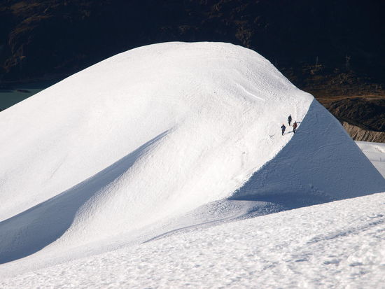 meine Seilschaft entlang des Bergschrunds