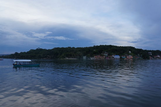 Blick von Flores auf die andere Uferseite des Sees