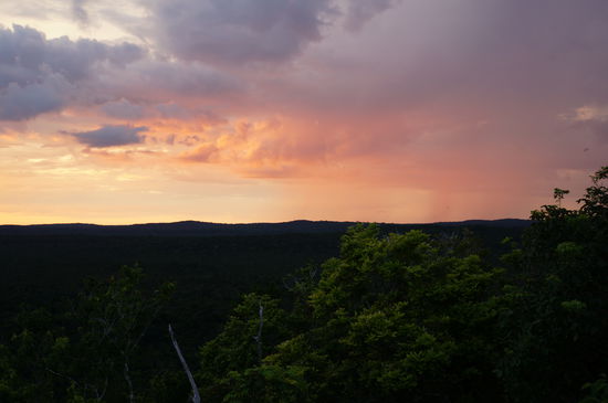 Rot gefärbte Regenwolken