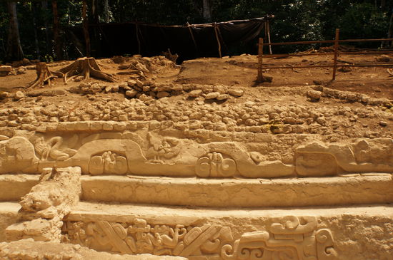 Mayaschwimmbad mit Stuckverzierung