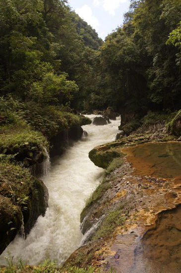 Der Fluß, bevor er unter den Pools durchfließt