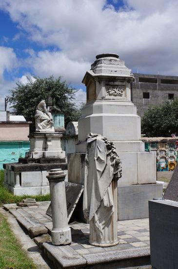 Am Friedhof von Xella rollen die Köpfe