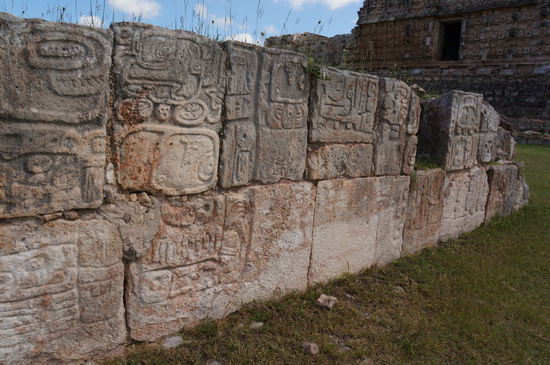 Gut erhaltene Inschrift aus Kabah