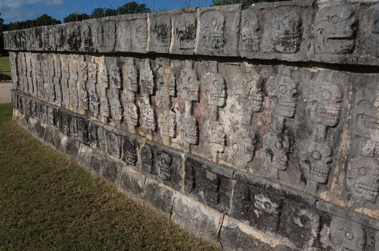 Totenköpfe, die besiegte Krieger darstellen, um die Macht von Chichen Itza zu demonstrieren