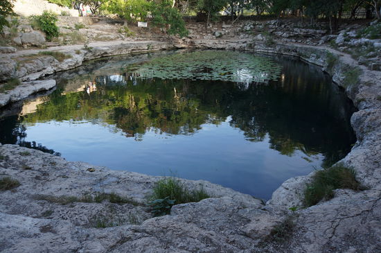 Cenote der Ruinenstadt
