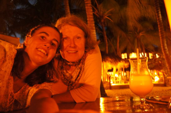 Gemütlicher Abend am Meer unter Palmen