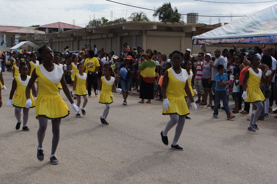 Mit dem Hintern wackelde Mädchen