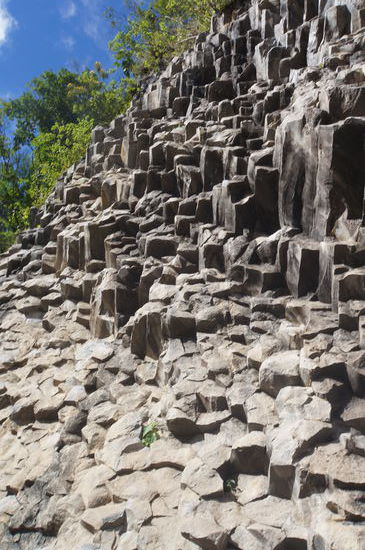 Schöner, aber scharfkantiger Fels