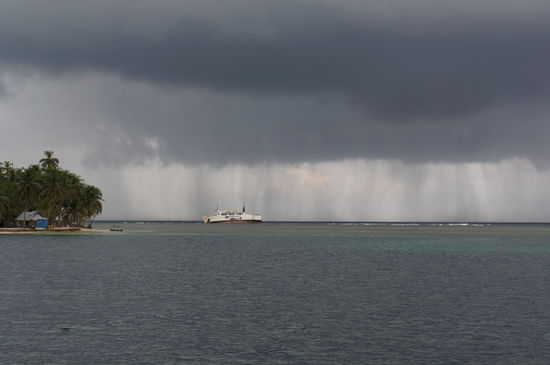 Regen über der auf Grund gelaufenen Fähre