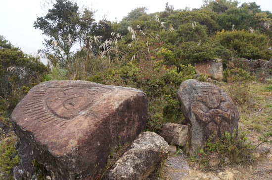 Steinskulpturen am Wegesrand, sind aber nicht sehr alt