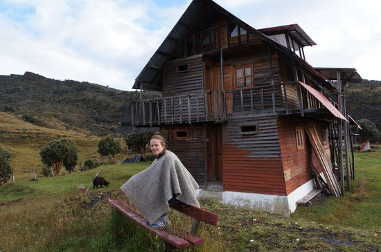 Ruth mit der Hütte im Hintergrund