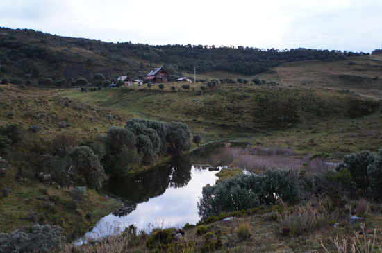 Teich mit Blick auf die Hütte