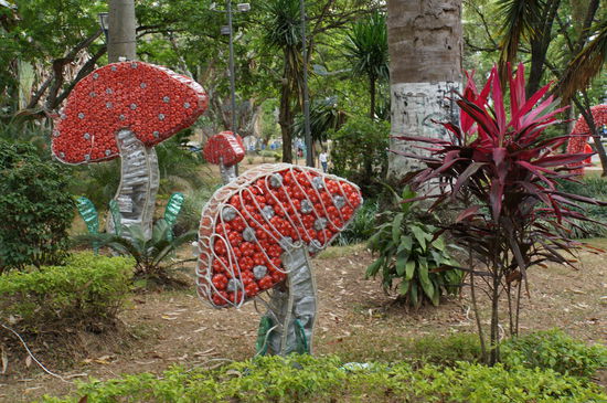 Weihnachtsbeleuchtung aus Müll hergestellt