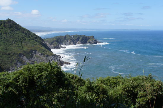 Küste bei strahlend blauen Himmel