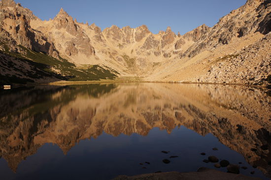 Rechterhand muss die Bergfront überwunden werden