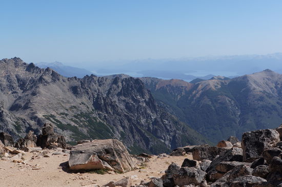 Blick über die Berge auf die Seenlandschaft von Bariloche