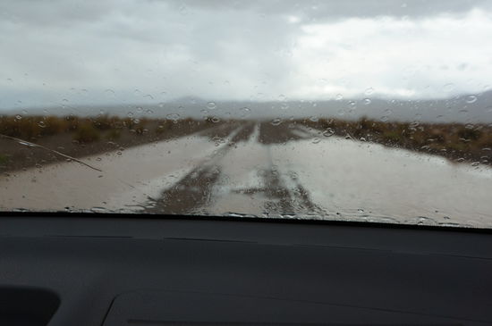 gegen Ende der Strasse, als die "Seen", die  zu durqueren waren, nur noch wenig Wasser hatten