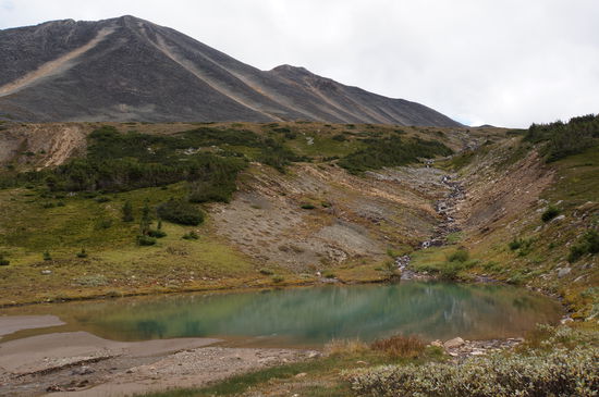 Bergsee mit Mt Pyramid im Hintergrund