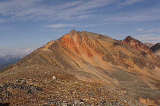 Der erste Teil des Weges, immer entlang der Karte wird bis zum Gipfel von Mt Henry in der Mitte des Bildes