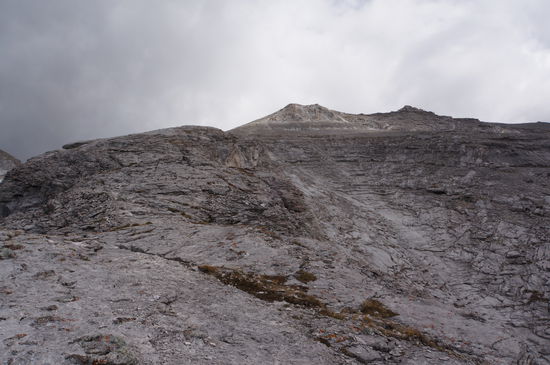 Blick vom Dragons Back auf den Gipfel