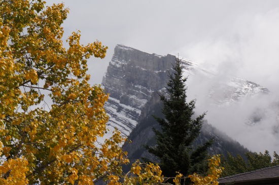 Mt Rundle in Schnee gehüllt