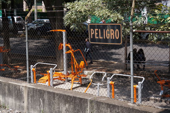 Öffentlicher Fitnessplatz, Achtung Gefahr (Peligro): Sport ist Mord! (Bild ist an einer Zuglinie entstanden, daher das Schild)